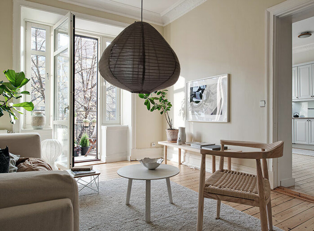 Naturmaterial och ljusa träslag som växer i Norden är ett miljösmart val i inredningen. | Foto: Fredrik J Karlsson Styling: Emma Fischer/Emma Hos för <a href="https://www.instagram.com/alvhem/" target="_blank" rel="noopener">Alvhem</a>/mäklare: Anna-Kajsa Nylander Ljusa träslag som växer i Norden är ett miljösmart val i inredningen.
