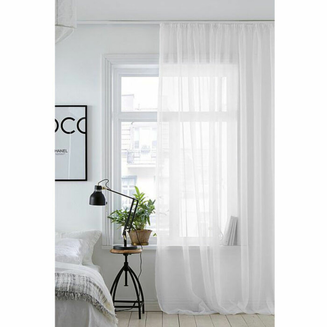Vita veckbandslängder från Ellos Home. <a href="https://ellosse.sjv.io/c/2867640/1021212/13369?u=https%3A%2F%2Fwww.ellos.se%2Fellos-home%2Fveckbandslangd-celia-2-pack%2F1066037-01" target="_blank" rel="noopener">Här kan du läsa mer och köpa dem</a>. Ljusa vita gardiner