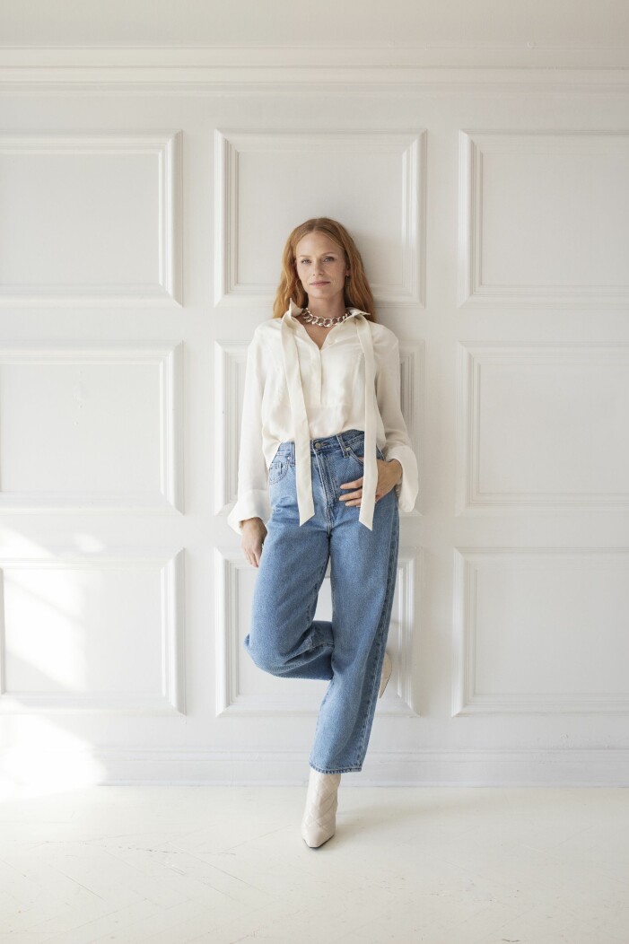 Blus i siden/lycra, XS–XL, 1 999 kr, One & Other. Jeans i bomull/hampa, stl 23–31, 1 195 kr, Levi´s. Stövletter i läder, 2 700 kr, Billi Bi. Halsband i silver, 9 500 kr, CbyC. Örhängen i vitt guld/diamanter, 11 995 kr, Carvingfor. Ljusblå ballongjeans från levis