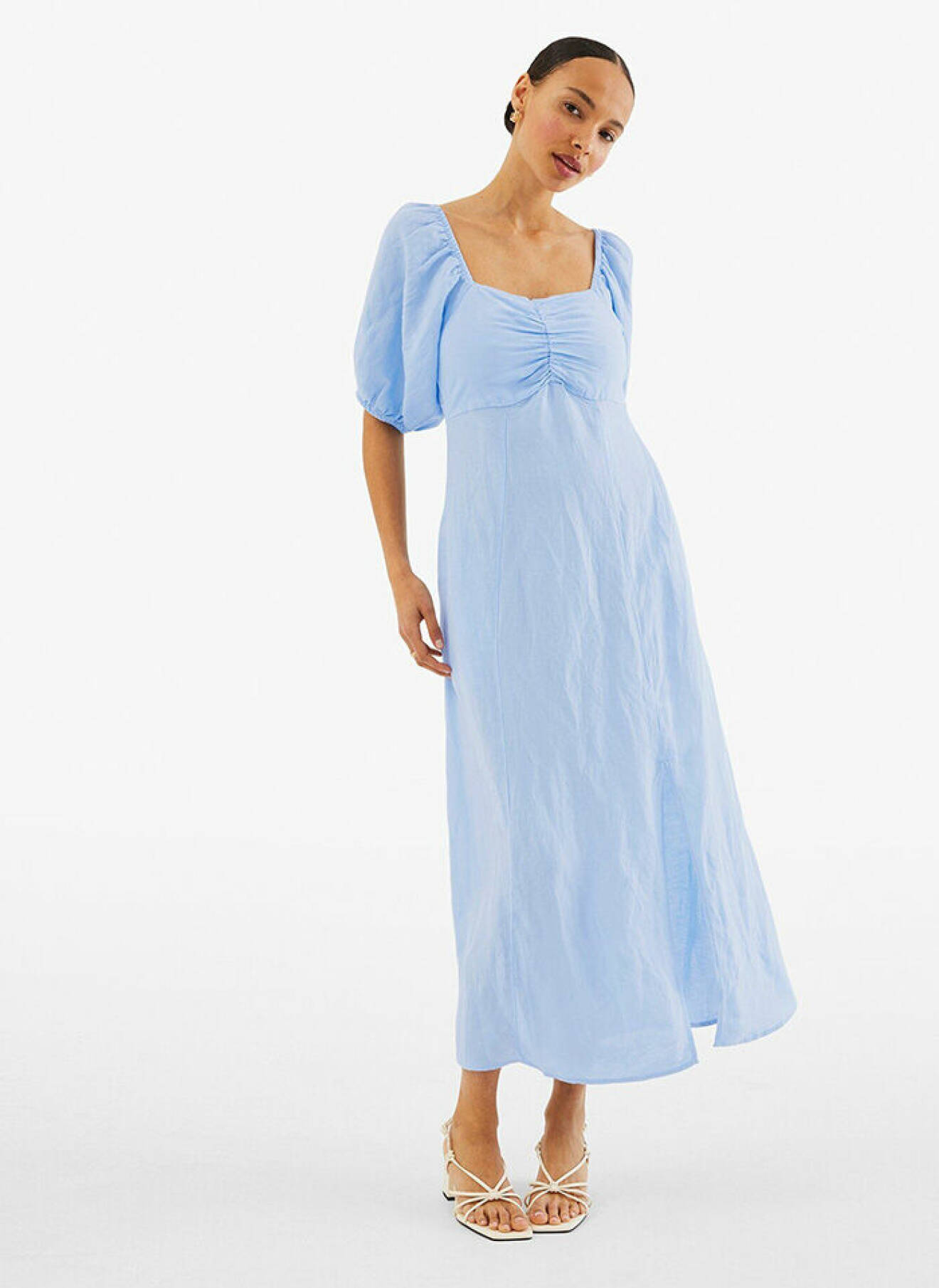 Ljusblå klänning med romantisk design från Kappahl