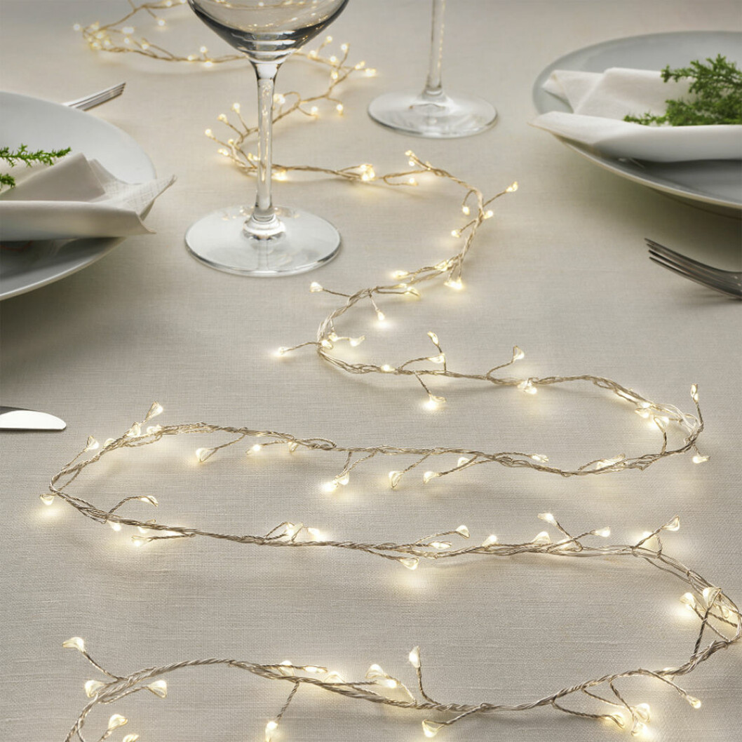 Lägg en ljusslinga på bordet för att ge dukningen ett lyft. Foto: Ikea Ljusslinga från Ikea på festligt dukat bord