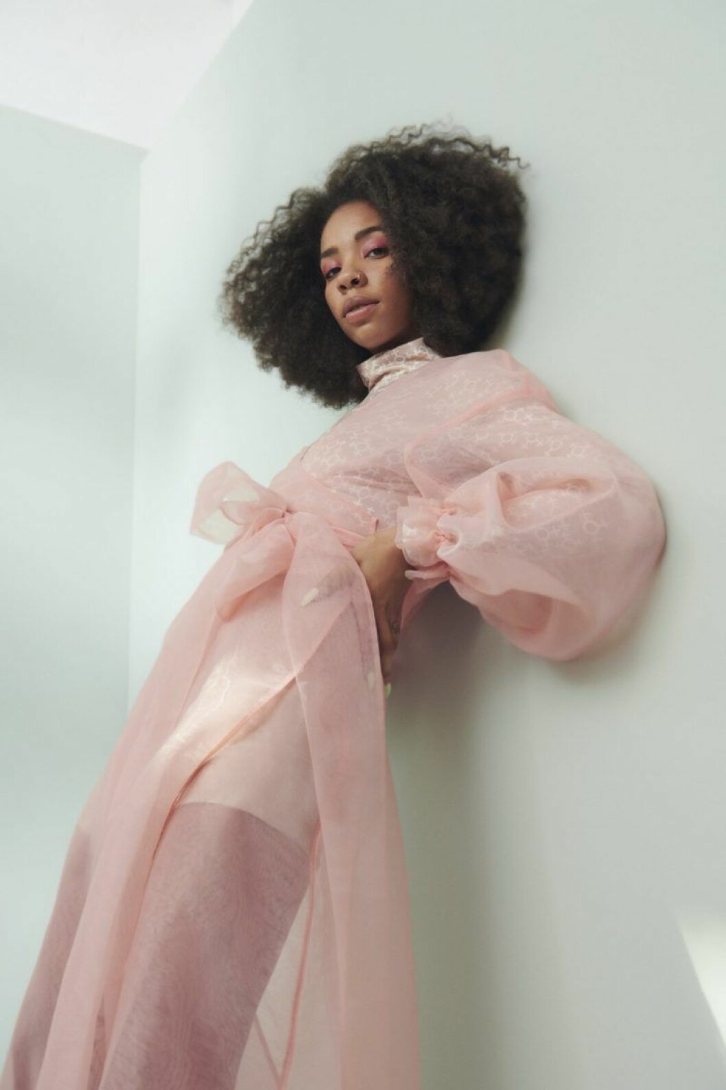 Kollektionen är inspirerad av kvinnliga förebilder. Bild: Gina tricot<span style="font-size: 16px;"> </span><span style="font-size: 16px;"> </span> Rosa transparant klänning från Gina tricot x Aéryne