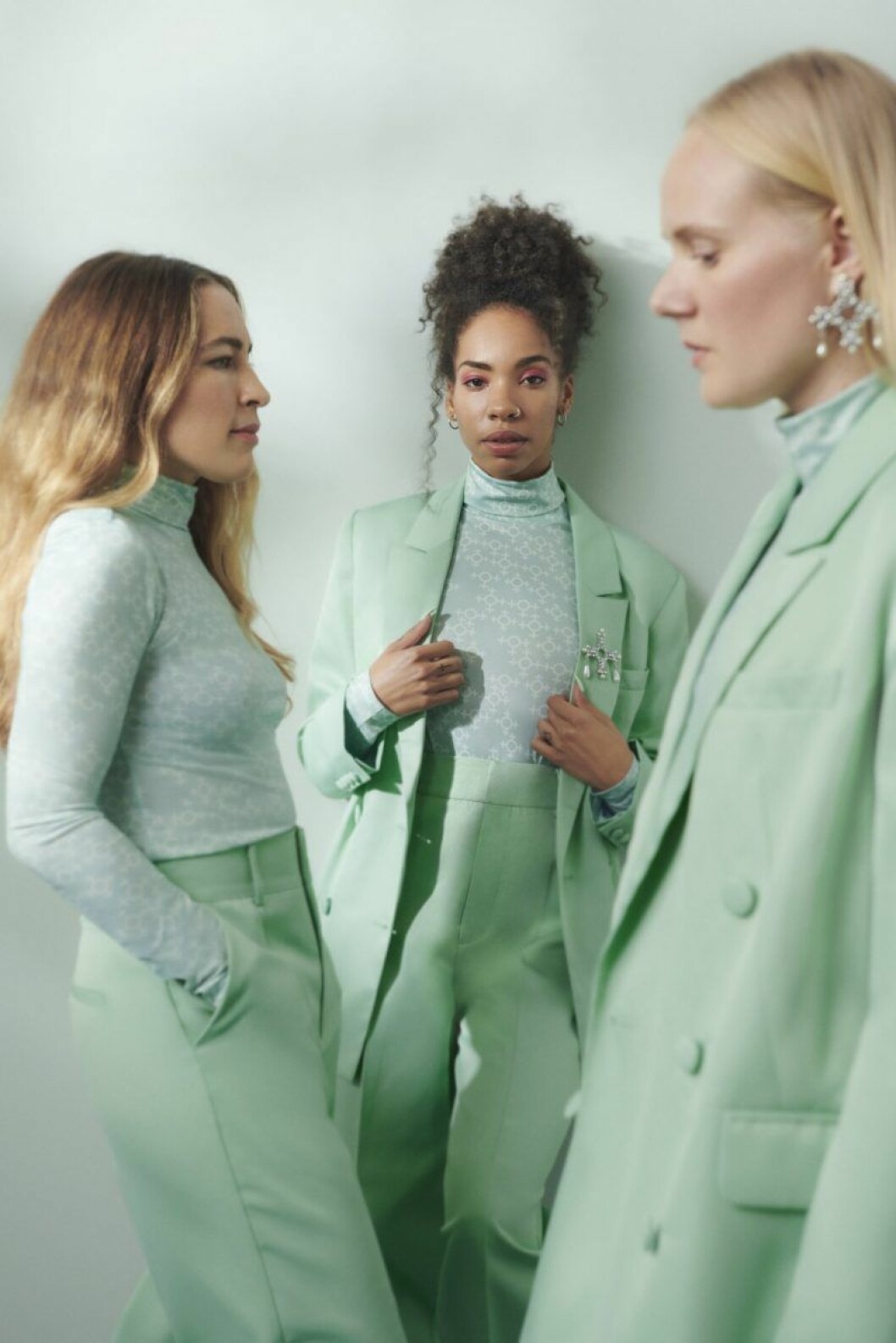 Kollektionen finns nu att köpa online och i fysiska butiker. Bild: Gina tricot Pastellfärgad kostym från Gina tricot x Aéryne