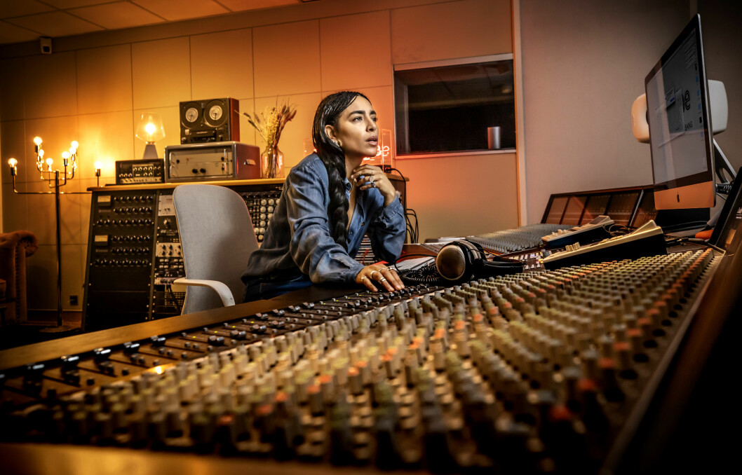 Loreen jobbar i studion – idag behärskar hon även producentdelen av sin musik. loreen vid ett mixerbord