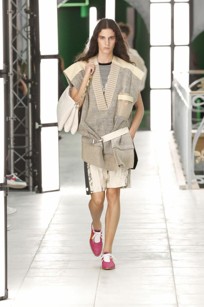 Louis Vuitton Louis Vuitton ss 21 beige look med tröja och shorts