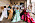 Gruppbild på modeller i stora, couture-klänningar i olika färger. Alla Modeller håller i plakat med budskap som "I stand with Afganistan", "Free Uyghur" och "Stop war in Gaza". Klänningarna är designade och sydda av designern Louise Xin. Foto av Emma Grann.