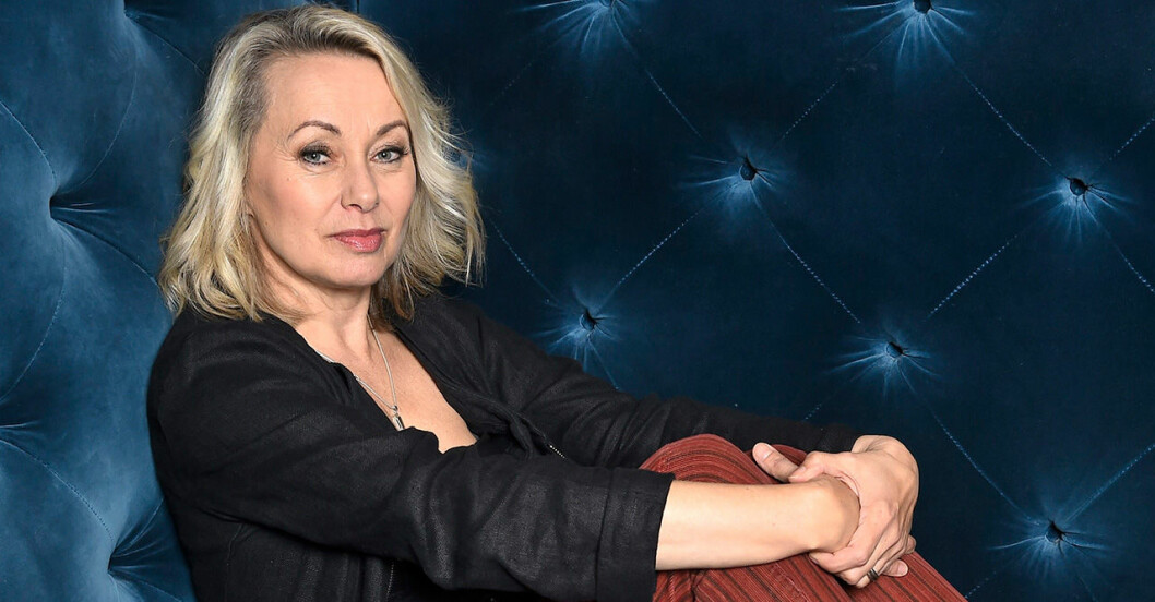 Louise Hoffsten i en blå soffan med armarna kring knäna, på pressträff för Så mycket bättre.