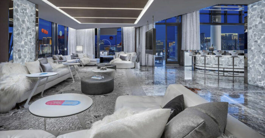 Två rymliga vardagsrum för att bjuda in upp till 50 gäster. Foto: Palms Casino Resort Stort vardagsrum inrett med marmor och konst.