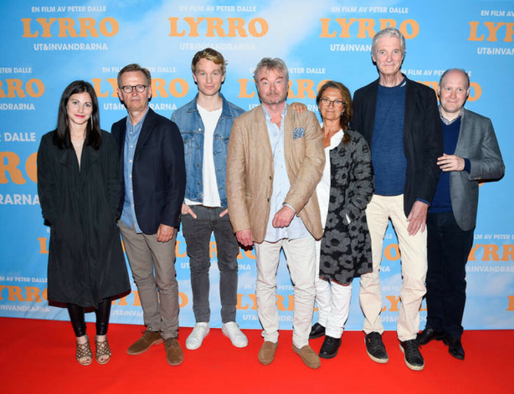 Nour El Refai, Johan Ulveson, Björn Gustafsson, Peter Dalle, Suzanne Reuter, Claes Månsson och Henrik Dorsin medverkar alla i kommande filmen ”Lyrro – ut & invandrarna”. Bild: Karin Törnblom/IBL Bildbyrå Nour El Refai, Johan Ulveson, Björn Gustafsson, Peter Dalle, Suzanne Reuter, Claes Månsson och Henrik Dorsin.