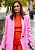 street style kvinna med rosa kappa