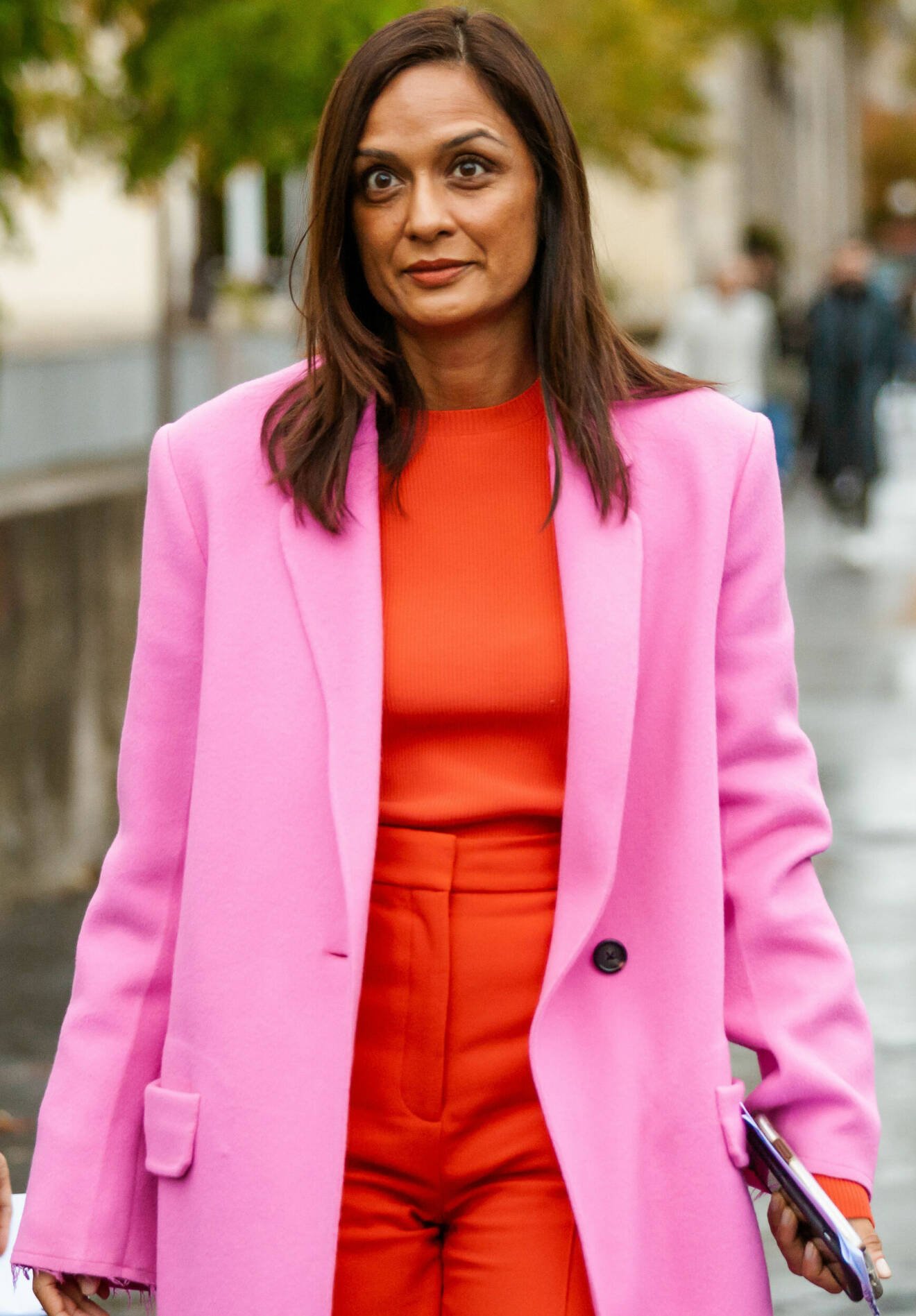 street style kvinna med rosa kappa