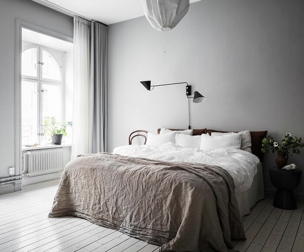 Foto: Anders Bergstedt för <a href="https://www.instagram.com/entrancemakleri/?hl=sv" target="_blank" rel="noopener">Entrance mäkleri</a>/mäklare: Erika Bergholm Lyxigt sovrum med fluffigt lakan och många kuddar