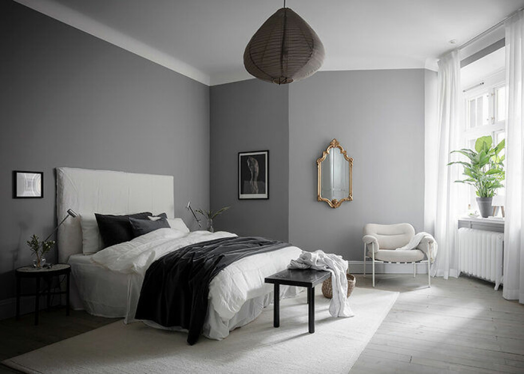 Foto: Anders Bergstedt Styling: Elli Roshandel/Nouvel Interior för Entrance mäkleri/mäklare: Erika Bergholm Lyxigt sovrum med många olika material – sammet, linne och mässing