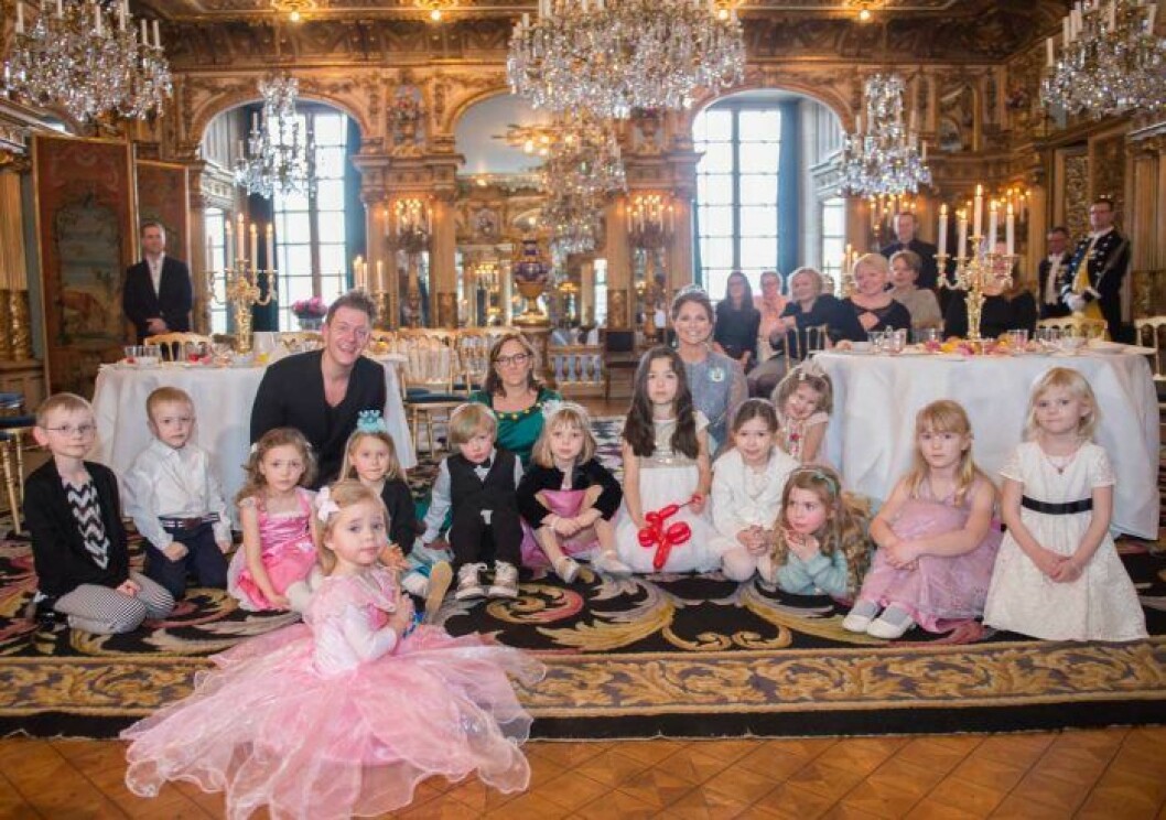 Hela kalasgänget, och längst fram sitter prinsessan Leonore i skär prinsessklänning. Prinsessan Madeleines sagokalas för Min Stora Dag på Kungliga slottet.