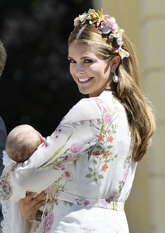 Prinsessan Madeleine med blommor i håret