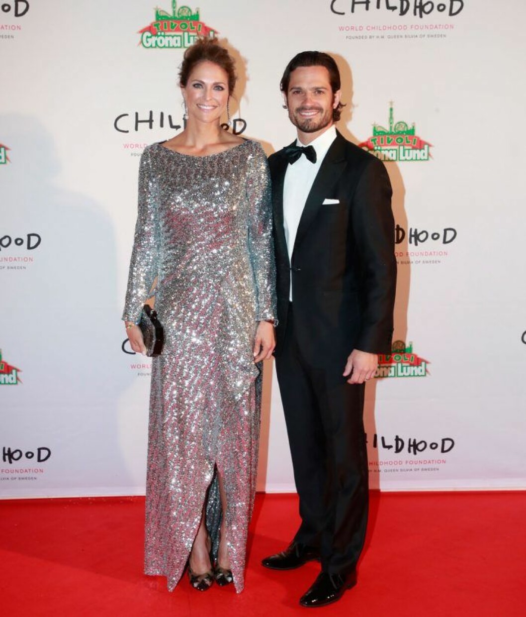 Madeleine i glitterklänning och Carl Philip på röda mattan.