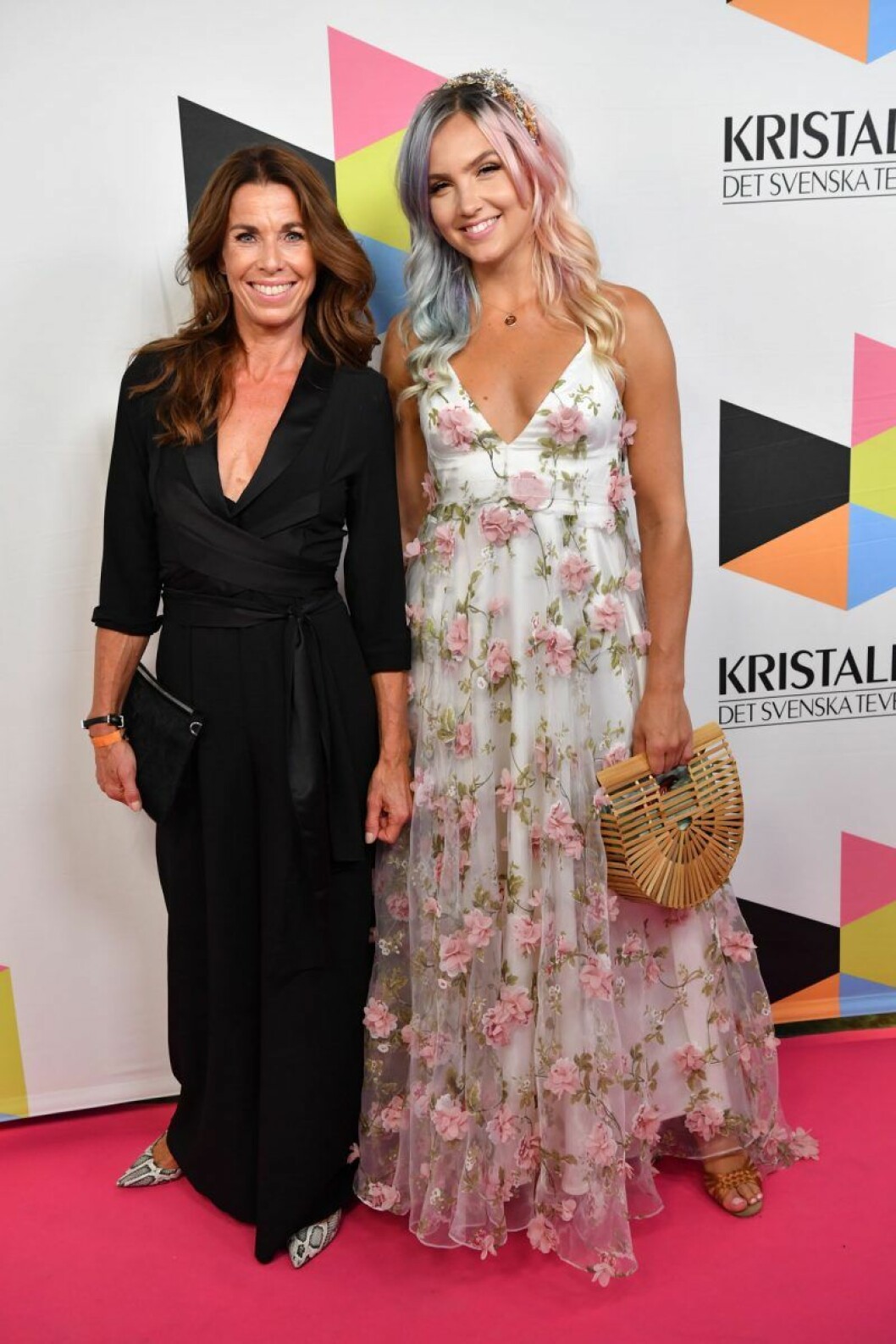 Magdalena Forsberg och Linnéa Claeson. Magdalena Forsberg och Linnéa Claeson på röda mattan på Kristallen 2019