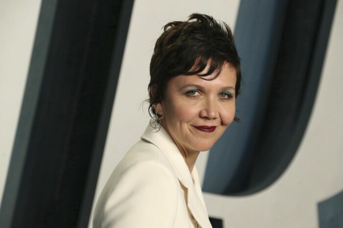 Maggie Gyllenhaal har filmatiserat en av Elena Ferrantes böcker i The Lost Daughter. Maggie Gyllenhaal.