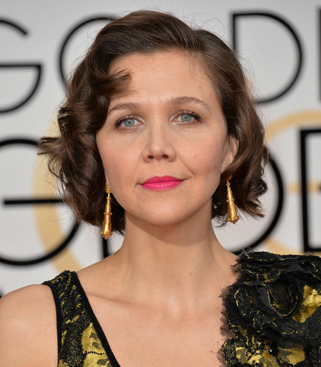 Maggie Gyllenhaal gör ett statement i chockrosa läppar. Foto: Shutterstock maggiegyllenhaal_pinklip