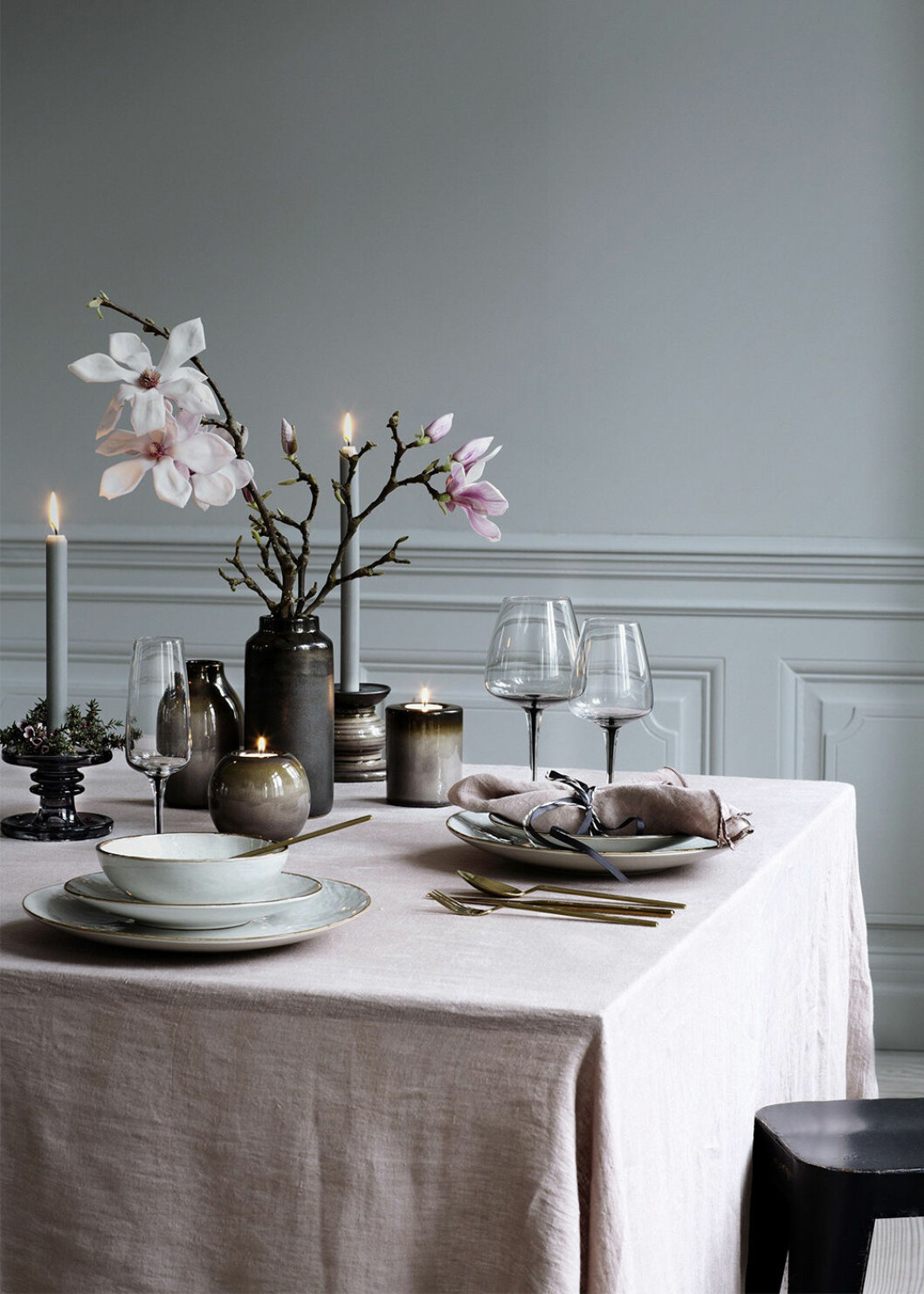 Ljusa pastellfärgade blommor är en favorit när våren gör sig påmind. Foto: Broste Copenhagen Magnolia och bordsduk i ljusrosa