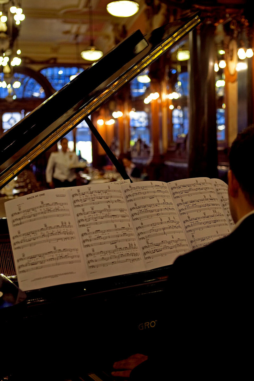 Klassiska Majestic Café bjuder på härlig atmosfär, goda bakverk och mat. majestic cafe
