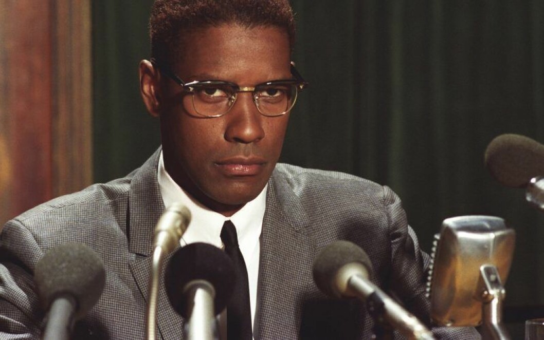 Biografin om mannen som kämpade för svartas rättigheter. Malcom X intervjuas.