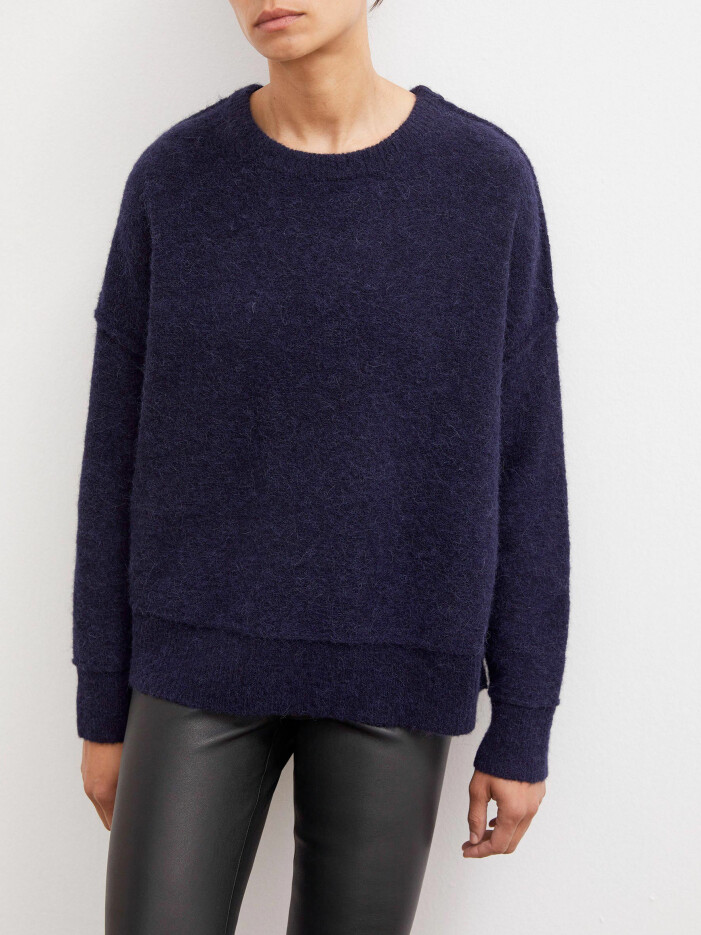 Tröja, By Malene Birger. Marinblå stickad tröja med rundad hals och långa ärmar. Fotad på modell. Tröja från By Malene Birger.