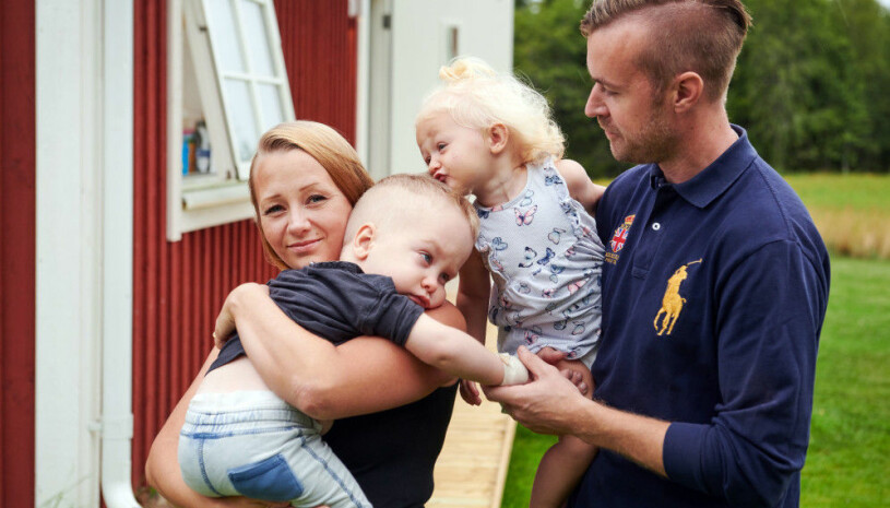 Malin och Calle med sina två yngsta barn, Elton och Linelle.