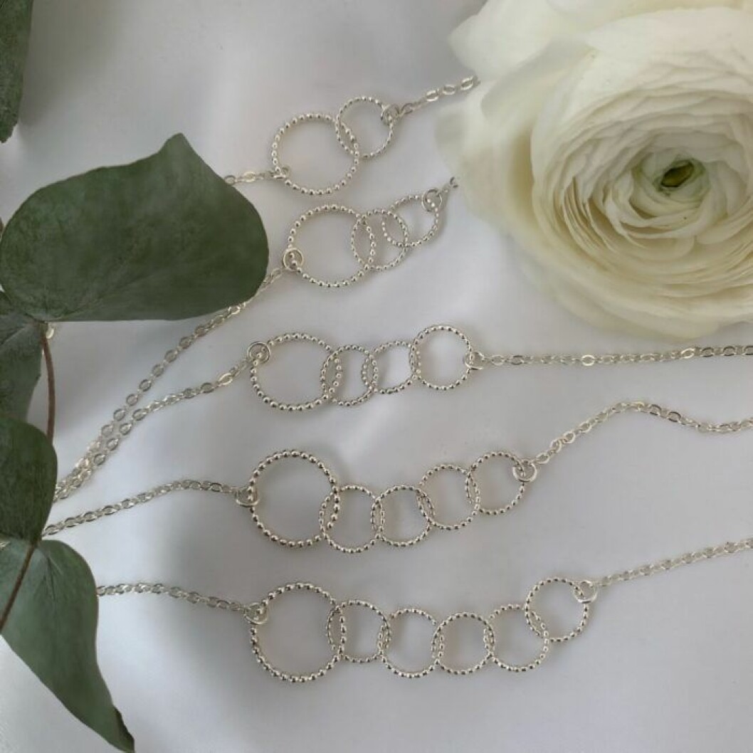 Sofia Wistams mammahalsband i silver där varje ring symboliserar ett barn