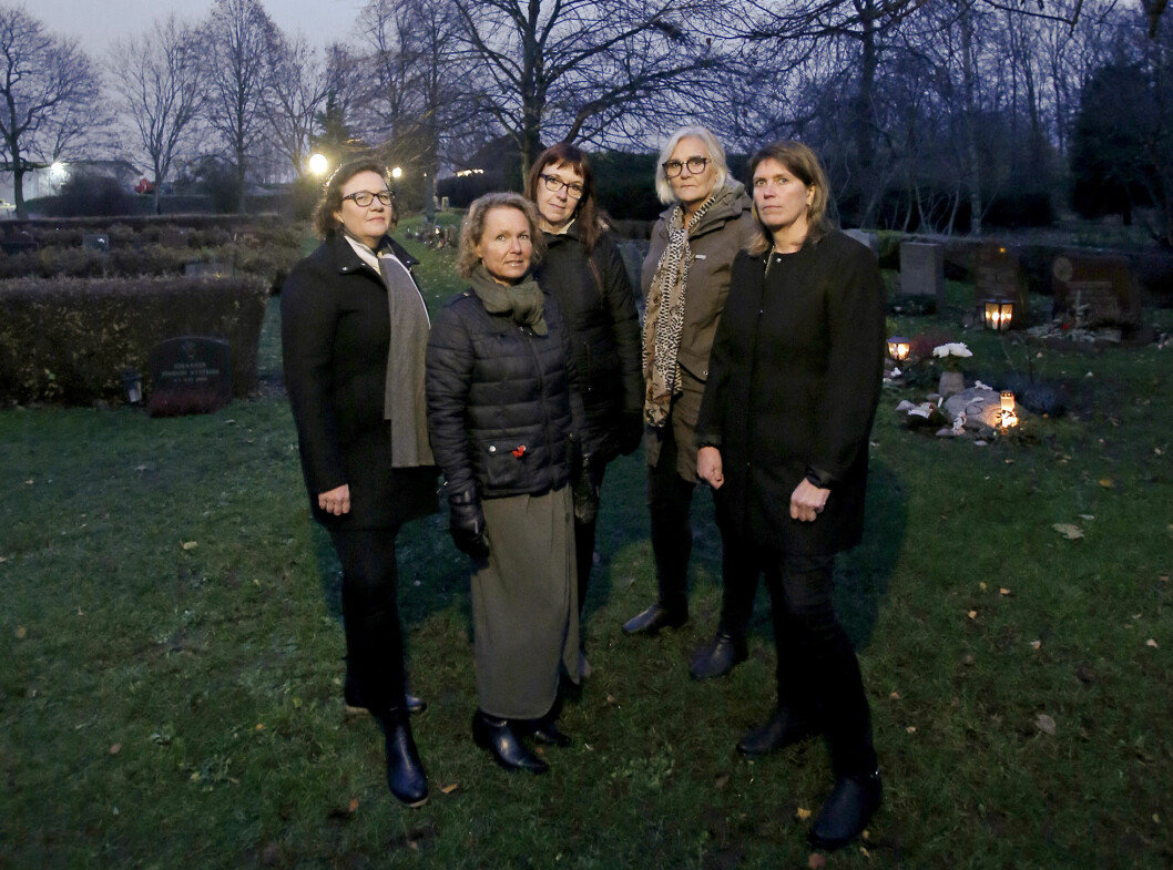 De fem mammorna har alla mist en son. De träffas en gång i månaden, och ofta följer de även med varandra till kyrkogårdarna. Från vänster Sofie Rönn Kjellqvist, Marie Svensson, Gunilla Karlsson, Mona Wimhed och Mari Björk. De fem mammorna har alla mist en son. De träffas en gång i månaden, och ofta följer de även med varandra till kyrkogårdarna. Från vänster Sofie Rönn Kjellqvist, Marie Svensson, Gunilla Karlsson, Mona Wimhed och Mari Björk.