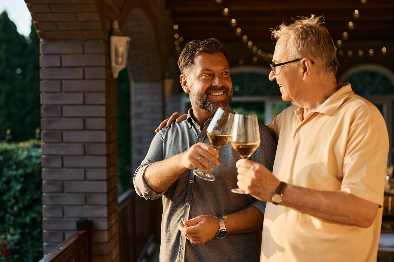 Två män som avnjuter ett glas vin.