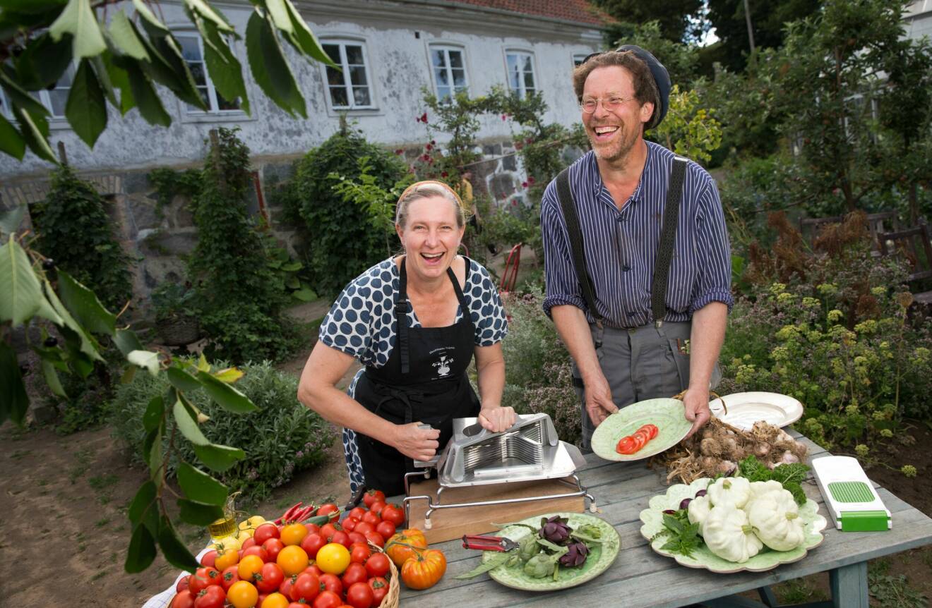 Marie och Gustav Mandelmann lagar mat i trädgården i Djupadal.