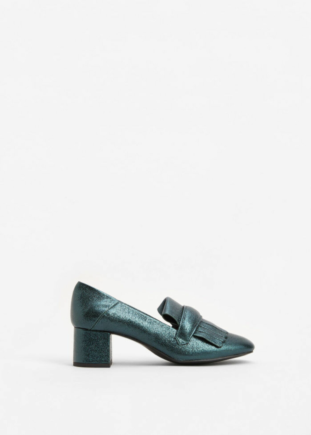 Metallic loafers med klack, 699 kr, Mango.
