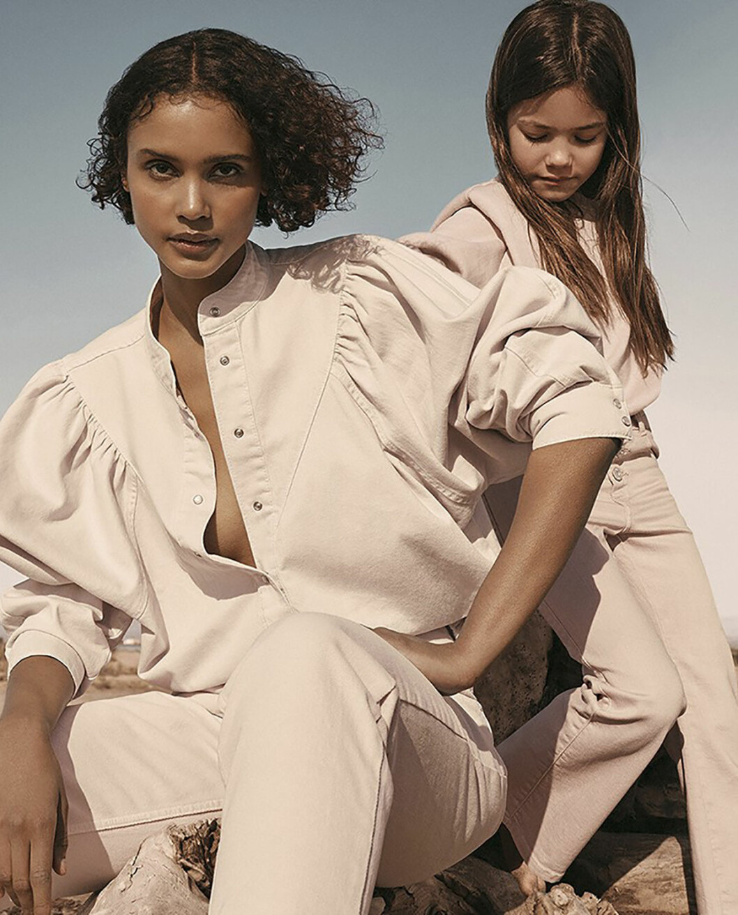 Mango Mango monokrom crèmevit blus och jeans look ss 21