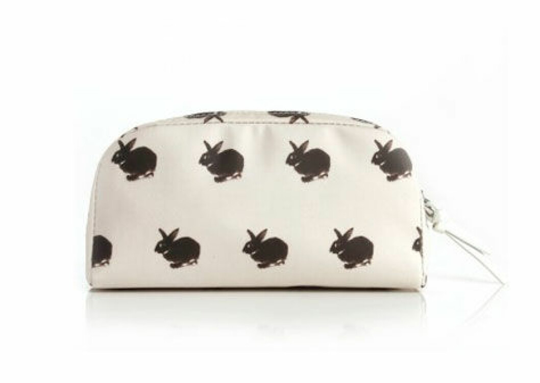 Rabbitprint Coated Cotton Cosmetics Case, ca 630 kr, Marc by Marc Jacobs/netaporter.com.