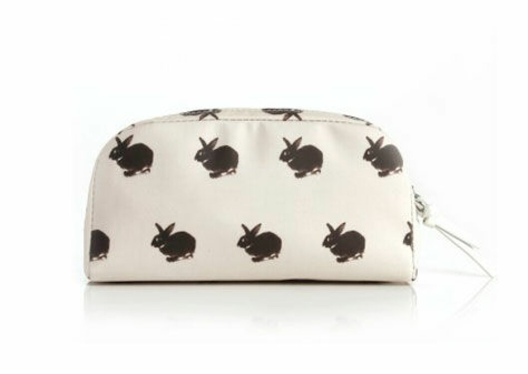Spendera: Rabbitprint Coated Cotton Cosmetics Case, ca 630 kr, Marc by Marc Jacobs/netaporter.com. Rabbitprint Coated Cotton Cosmetics Case, ca 630 kr, Marc by Marc Jacobs/netaporter.com.