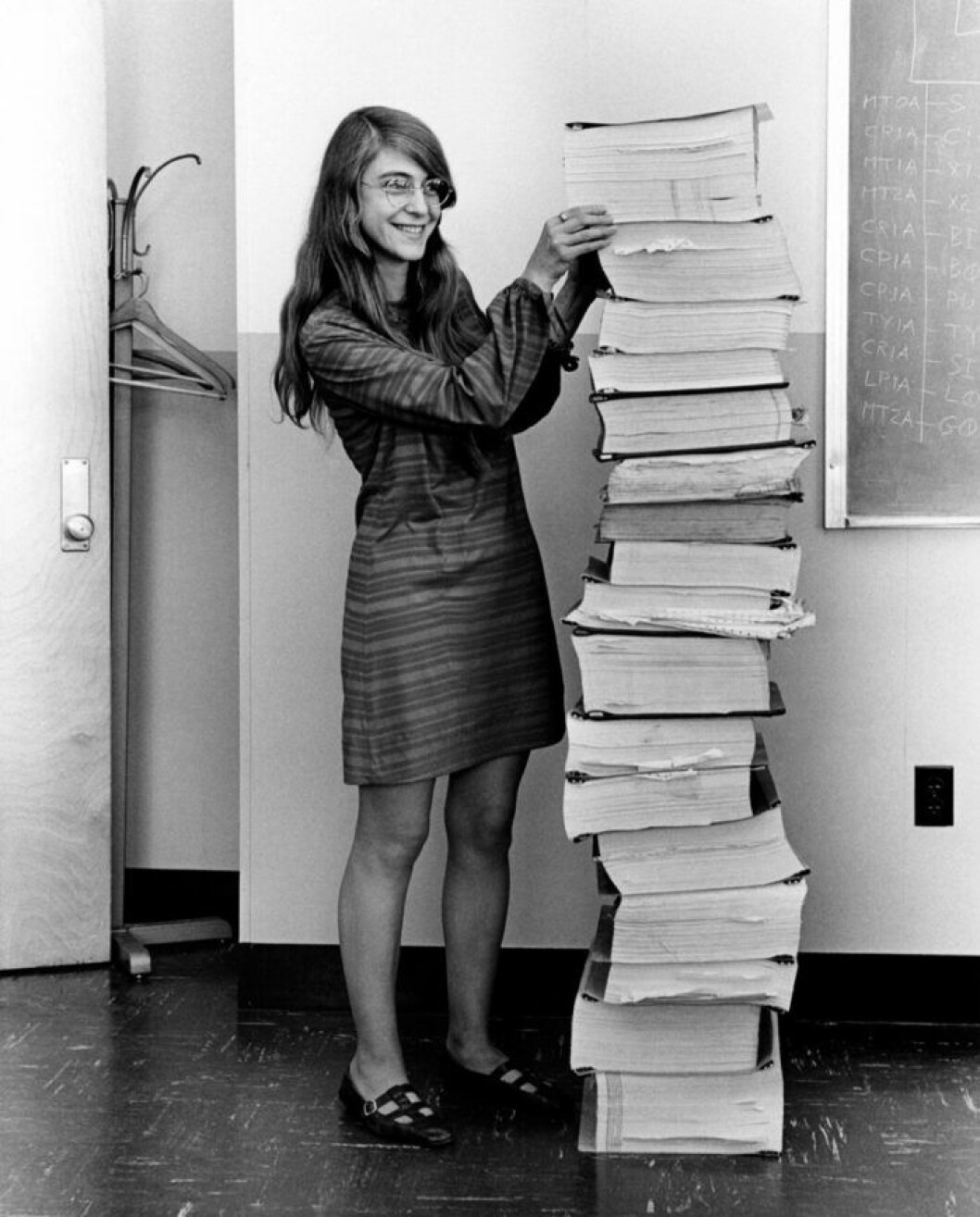 Margaret Hamilton med utskrifter av en del av datorkoden som styrde Apollo 11. Margaret Hamilton.