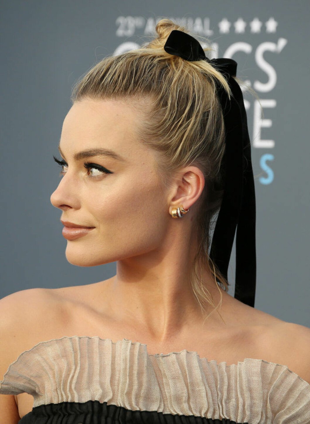 Oscarsnominerade Margot Robbie toppade sin slarviga knut med ett sammetsband.