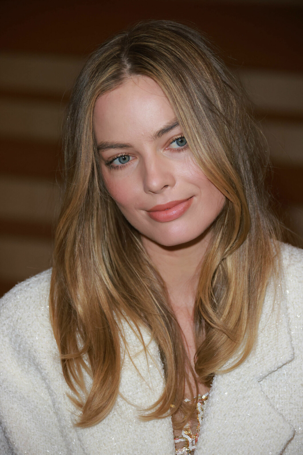 Margot Robbies djupt mörkblonda hårsvall är den hetaste blonda trenden 2022. margot robbie hårfärg 2022