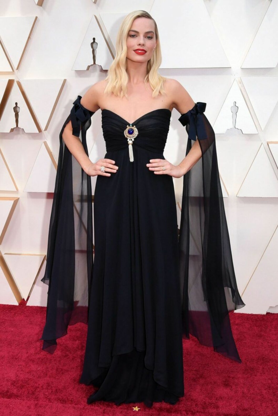 Margot Robbie. Margot Robbie i svart klänning på röda mattan