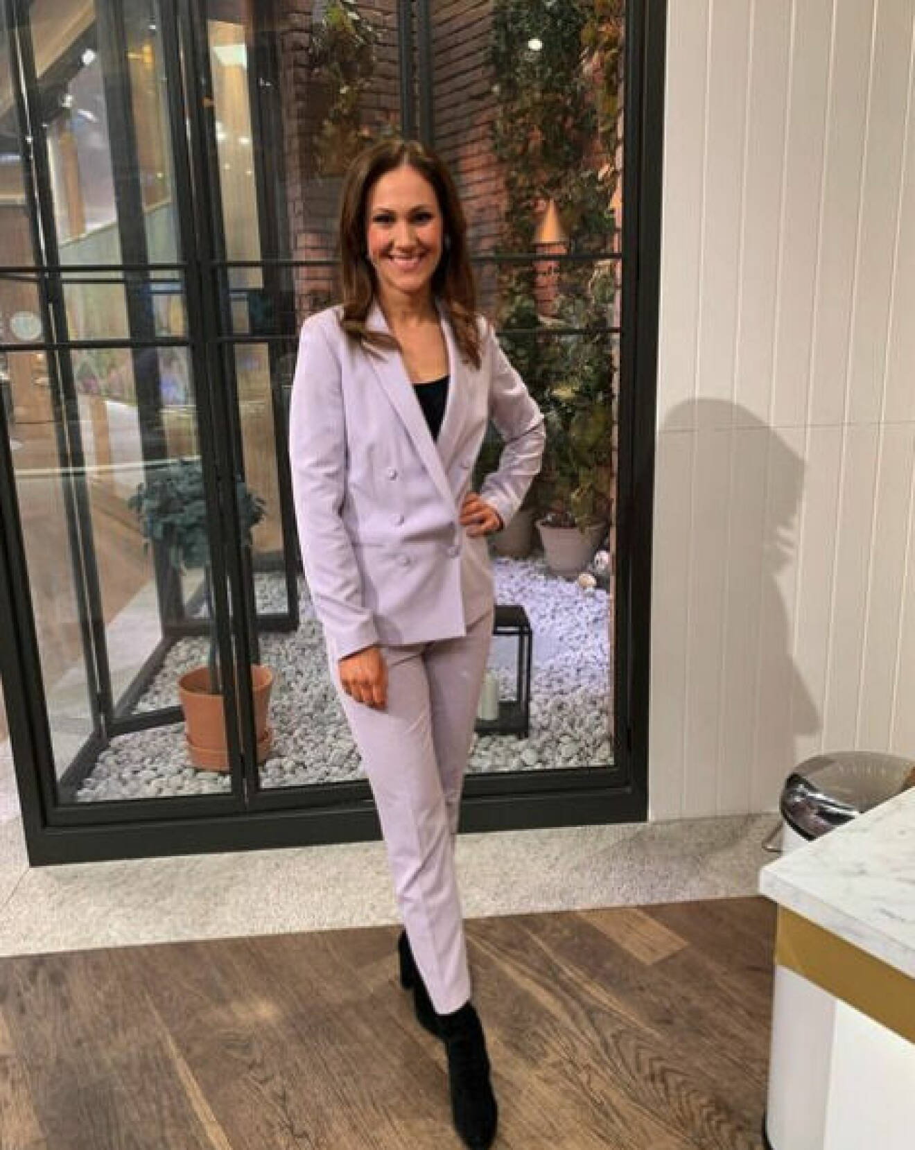 Maria Forsblom på TV4 i lila kostym