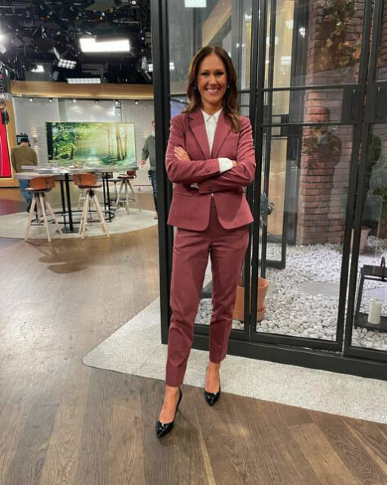 Maria Forsblom på TV4 i röd kostym