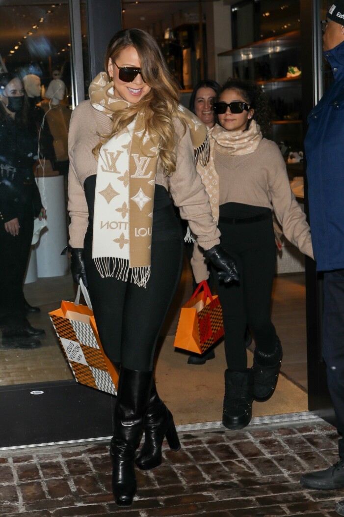 Mariah Carey och Monroe i synkad klädstil på shoppingtur i Aspen. Mariah Carey och dottern Monroe på shoppingrunda i Aspen i matchande klädstil.