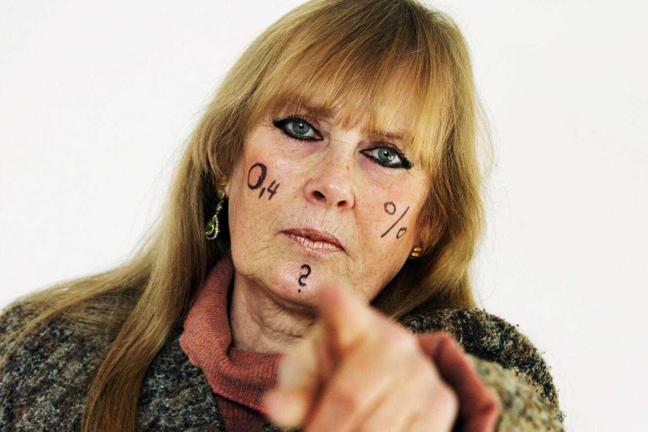Marie-Louise Ekman har målat sig i ansiktet som en protest mot nedskärningar på Dramaten.