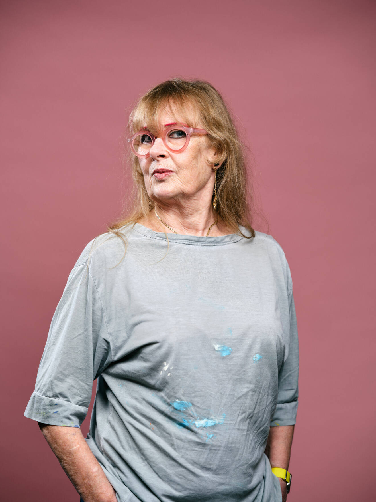 Konstnären Marie-Louise i tröja med färgfläckar.