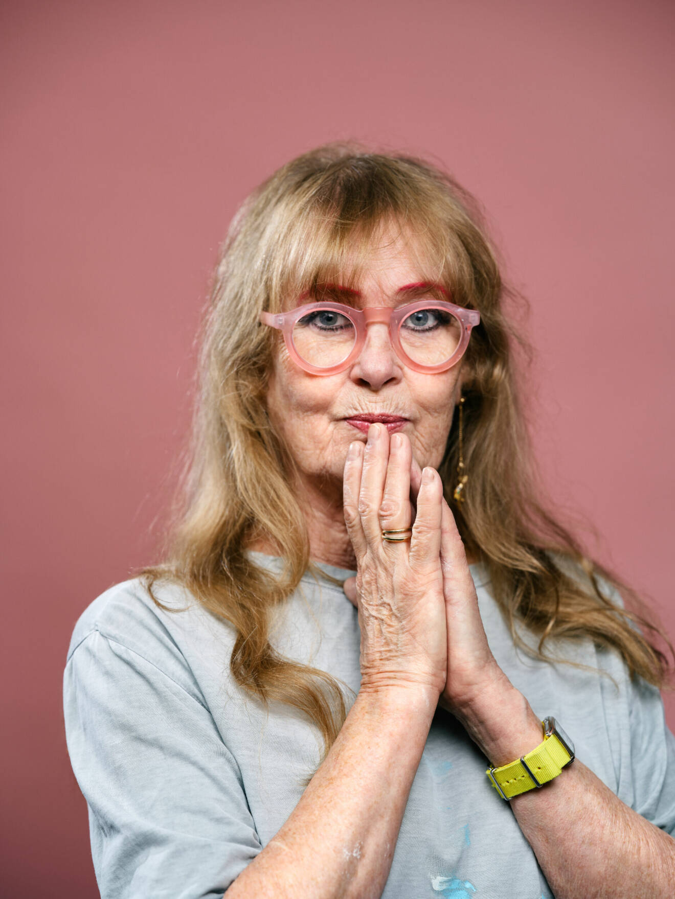 Konstnären Marie-Louise Ekman matchar glasögonen med sina rosa ögonbryn.