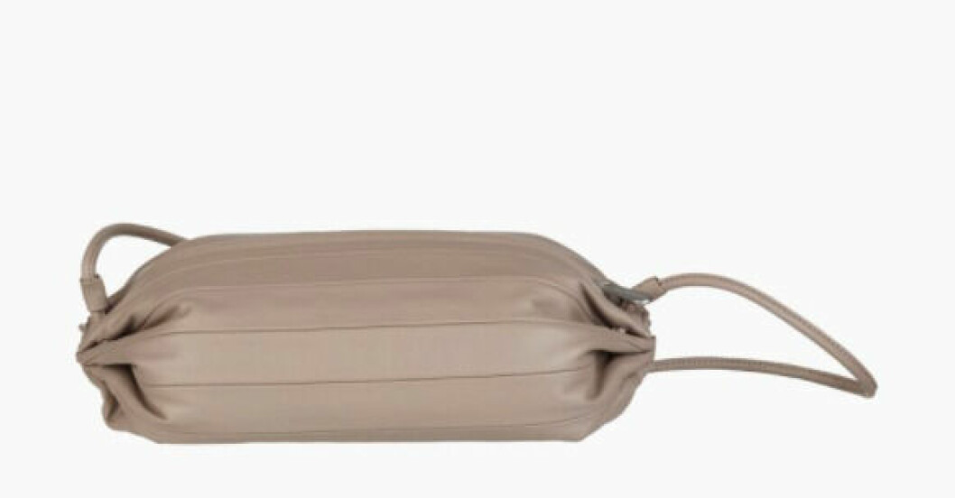 Väska, Marimekko. Beige väska i skinn, cylinderformade med smal axelrem. Handväska från Marimiekko.