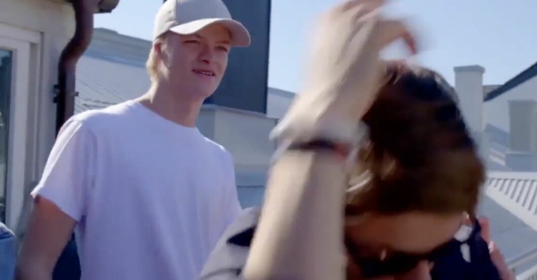 Marius dansar och festar loss i scenen från <span class=" italic" data-lab-italic_desktop="italic">Skam</span>. Marius Borg Høiby i Skam på NRK
