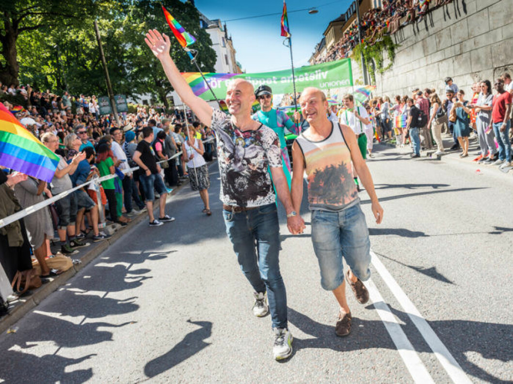 Mark Levengood och Jonas Gardell i pridetåget i Stockholm 2015. Bild: IBL Bildbyrå Mark Levengood och Jonas Gardell i pridetåget i Stockholm 2015.