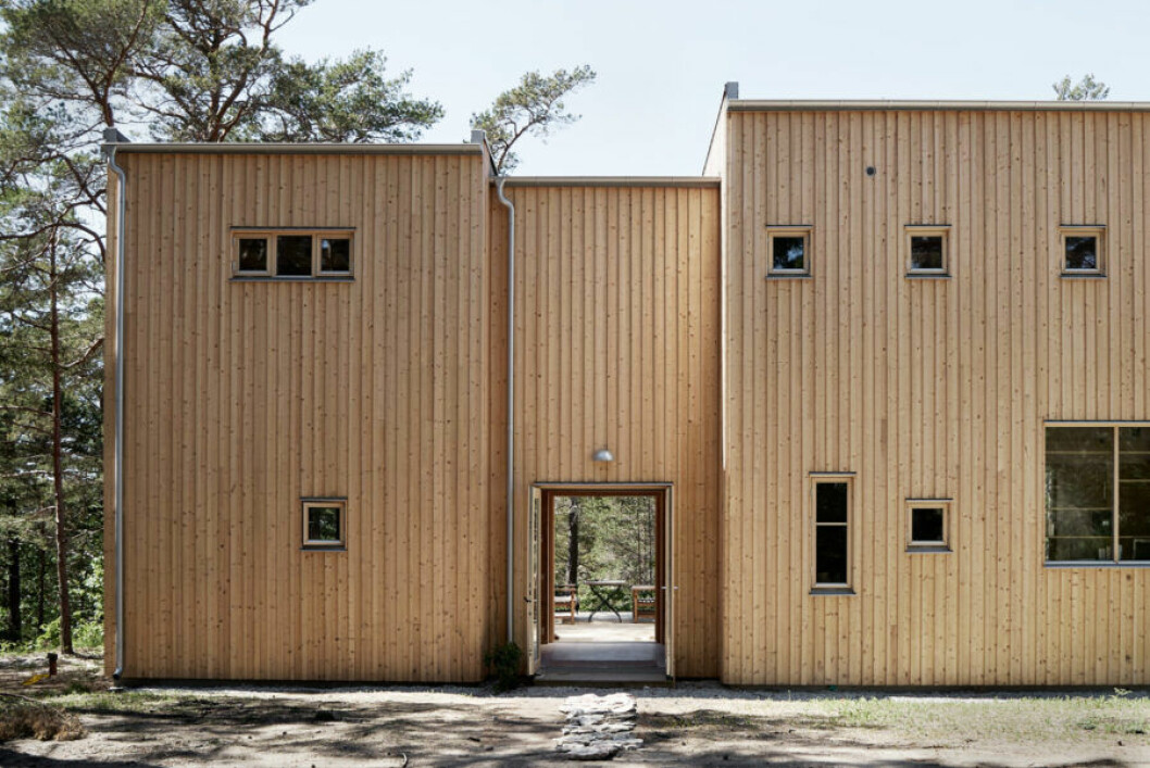 Martina Eriksson har låtit sig inspireras av den norska arkitekten Wenche Selmer. Notera till exempel hyllorna som syns i fönstret till höger. De små fönstren överst som sitter med jämna mellanrum är placerade i barnens sovkojer.